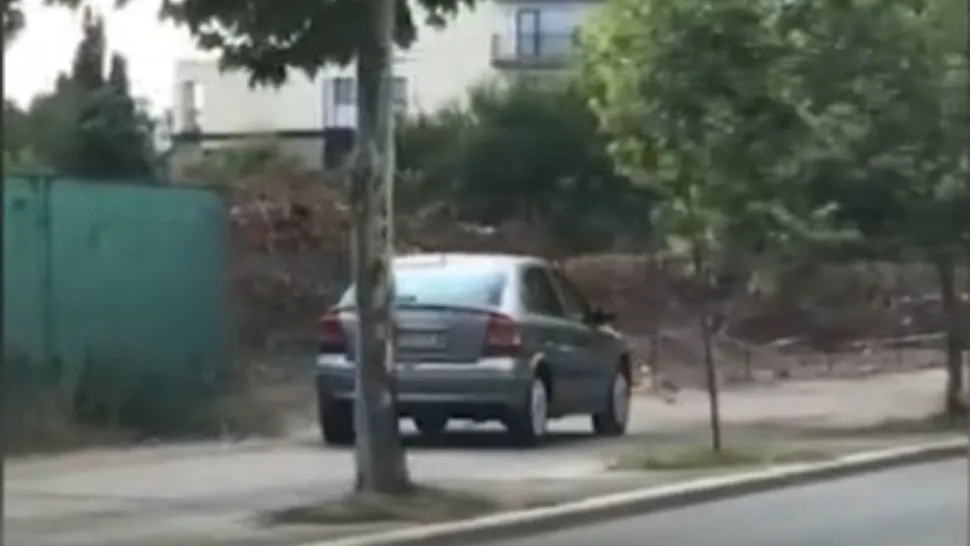 Șofer surprins conducând pe trotuar / Captură foto