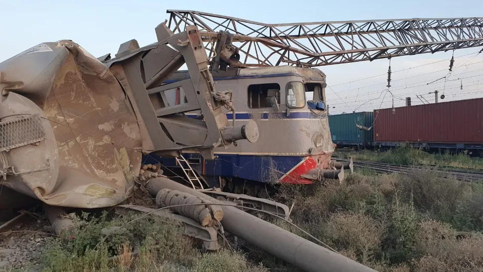 Una dintre locomotivele trenului deraiat 