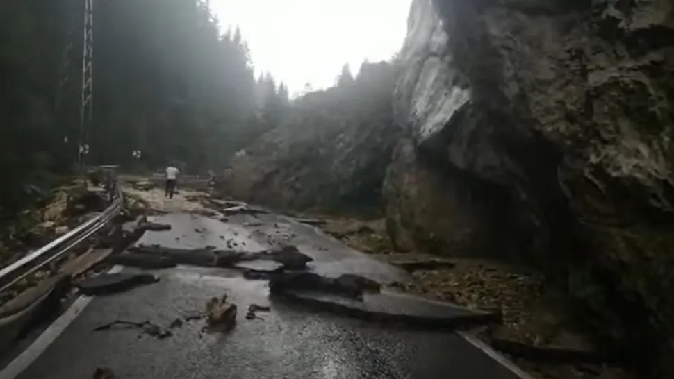 Drumul către un important obiectiv turistic din Bucegi, complet distrus de viitură. Foto/Captură video