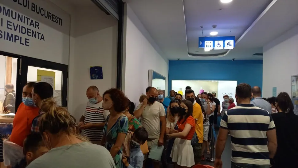 Coadă la pașapoarte
