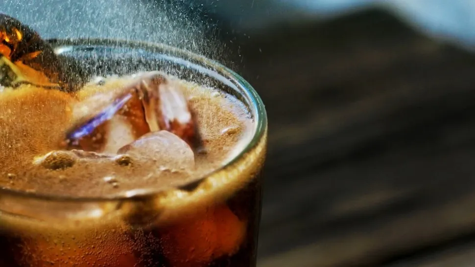 Ce se întâmplă în corpul tău când bei cola
