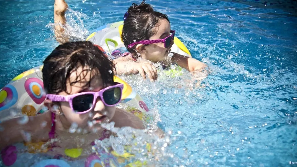 Copii la piscina (foto ilustrativ)