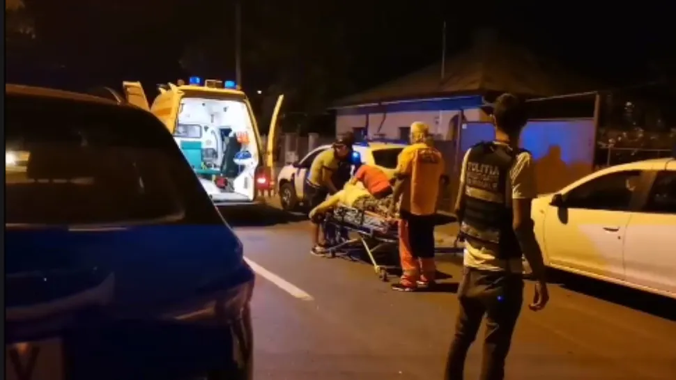 Victima rănită a fost preluată de ambulanță (foto: captură video)
