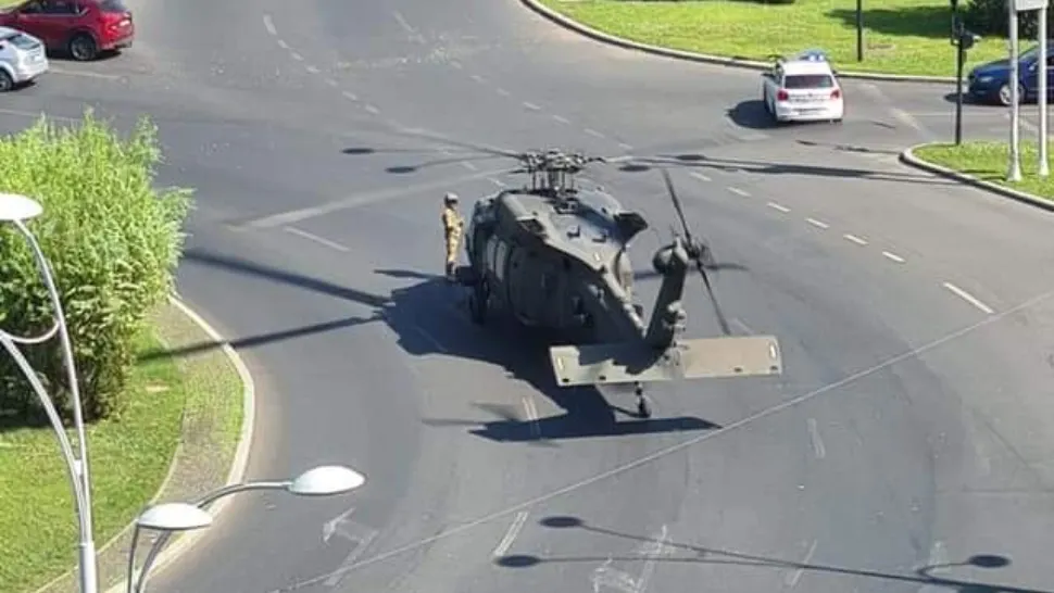 Elicopterul Black Hawk care a aterizat în Piața Chales de Gaulle