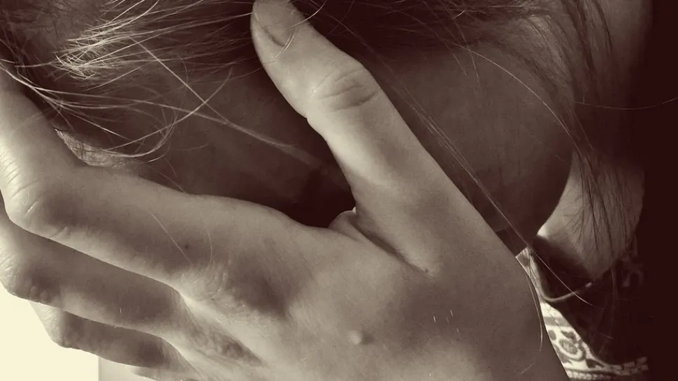 Celebră prezentatoare TV, abuzată sexual în scara blocului