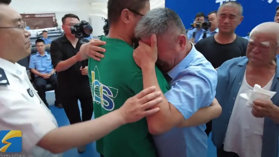 Un tată și-a regăsit fiul răpit după 24 de ani de căutări. Foto/captură video