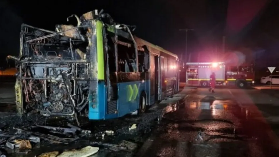 Un autobuz a luat foc în parcarea unui supermarket din Argeș / Foto: epitesti.ro