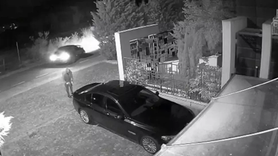 Momentul incendierii masinii luptatorului MMA (captura video)