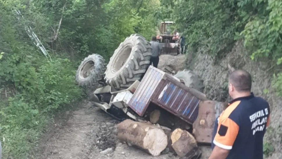 Moarte CUMPLITĂ în județul Neamț: Și-a dat ultima suflare prins sub tractorul pe care-l conducea