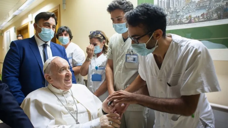 Papa Francisc va rămâne internat alte câteva zile
