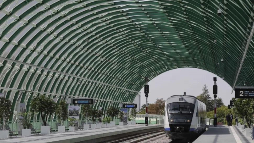 Bărbat acroșat e tren