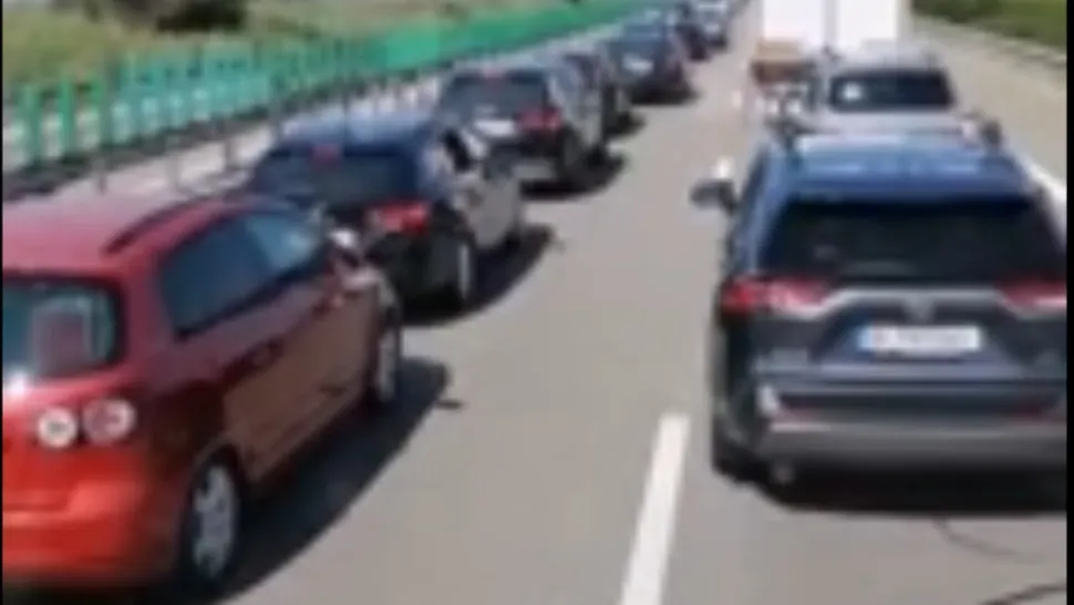 Coadă de mașini pe A2, pe drumul spre mare