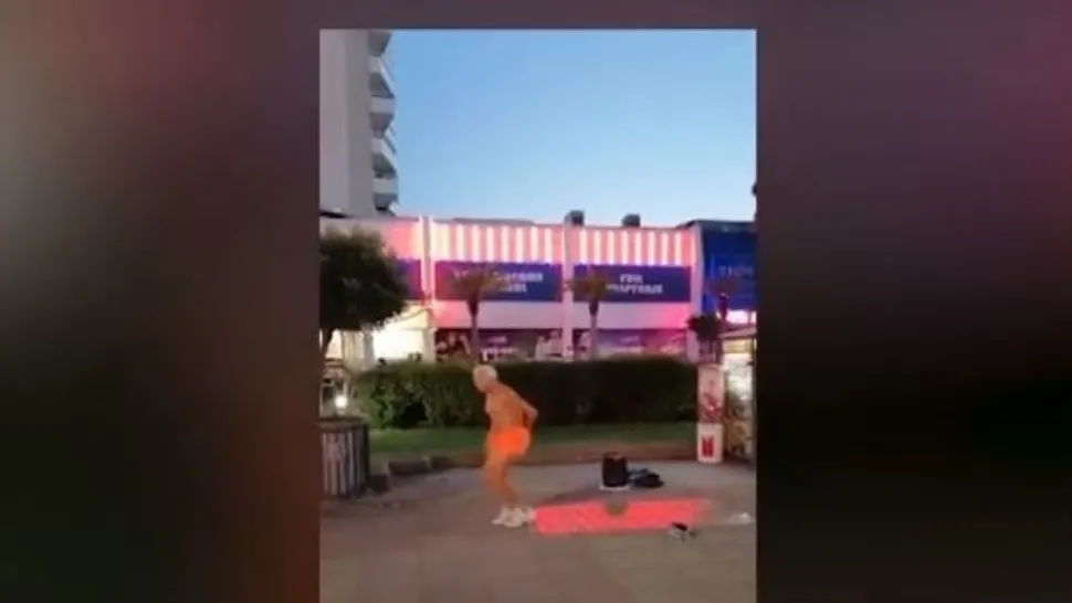 Un bătrânel oferă trecătorilor din Sunny Beach un spectacol stradal inedit. Captură video