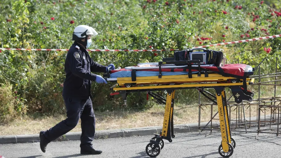 Una dintre victime, dusă spre ambulanță (foto: Inquam/Octav Ganea)
