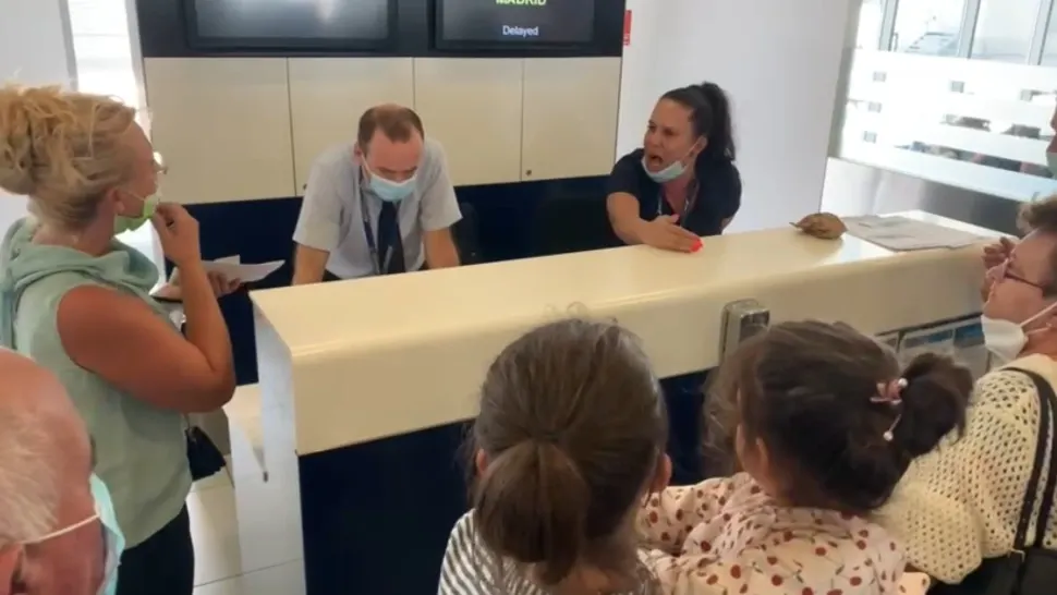 Discutii aprinse între pasageri și dispecerii aeroportului (captura video Europa FM)