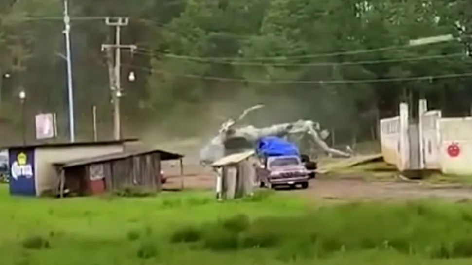 Un elicopter a lovit un microbuz în Mexic / Captură foto