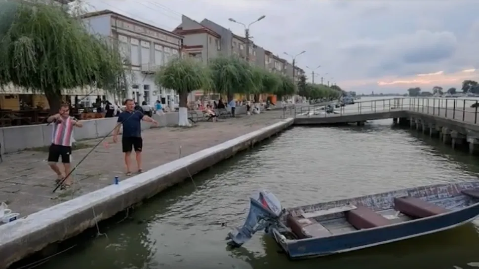 Oameni care pescuiesc la Sulina / Captură foto