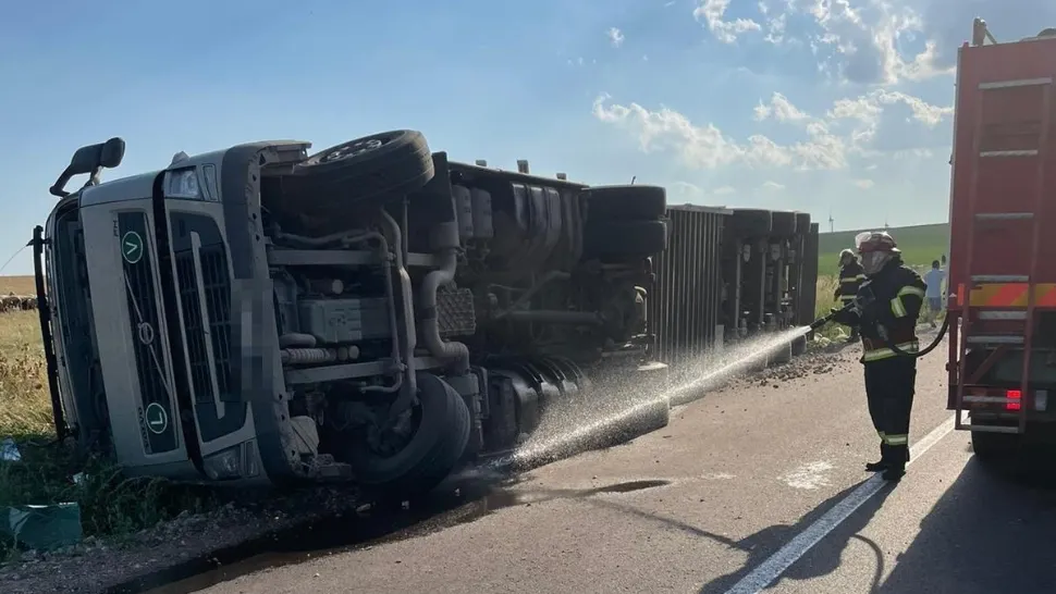 TIR-ul s-a răsturnat în curbă, din cauza vitezei (foto: Focus Press)
