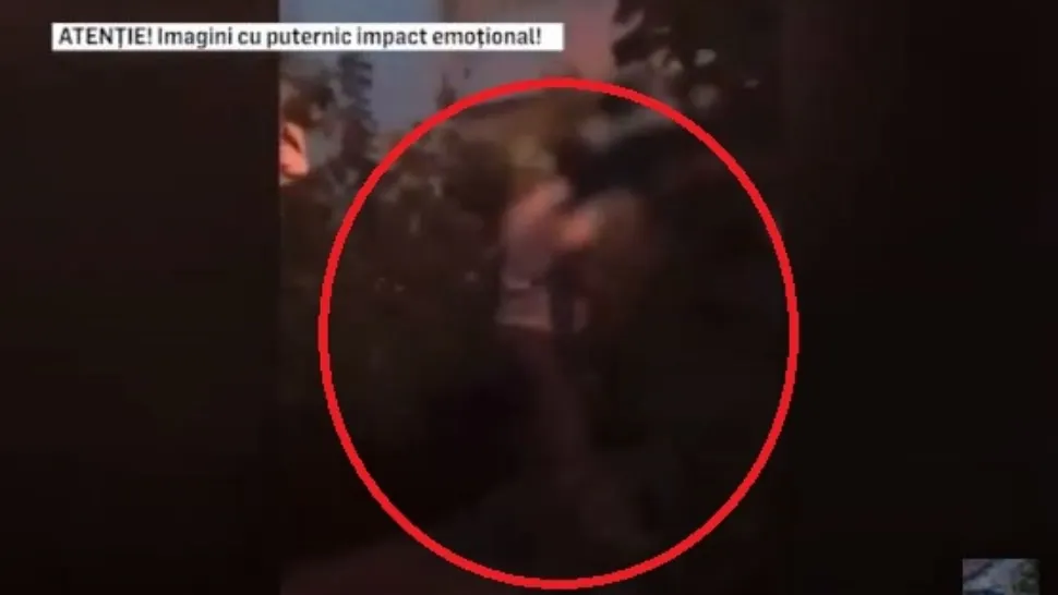 Momentul în care un bărbat bate doi copii în fața unei scări de bloc. Captură video