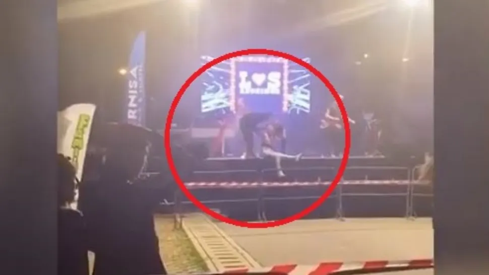 Momentul în care cântăreața a căzut pe scenă în timpul spectacolului.