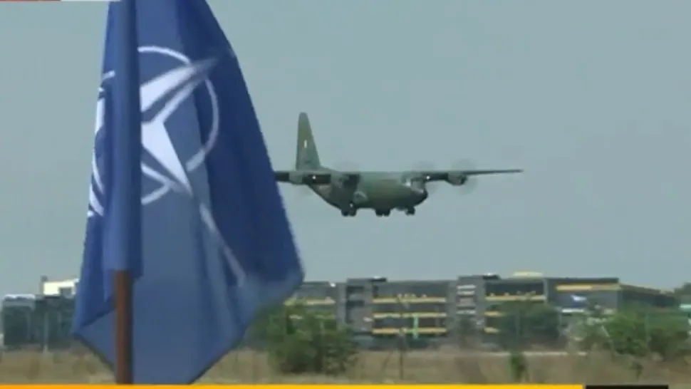 Aronava cu românii din Afganistan a aterizat