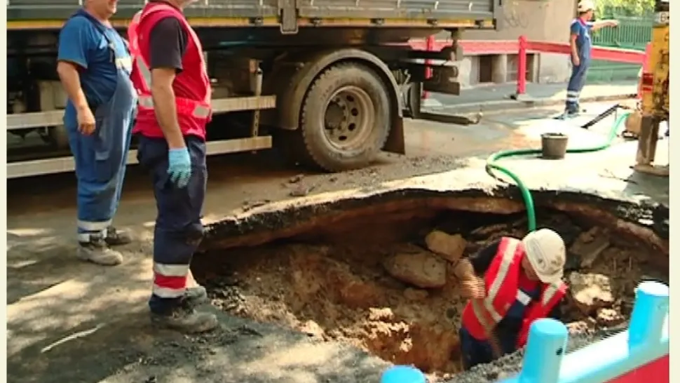 Crater uriaș în centrul Capitalei