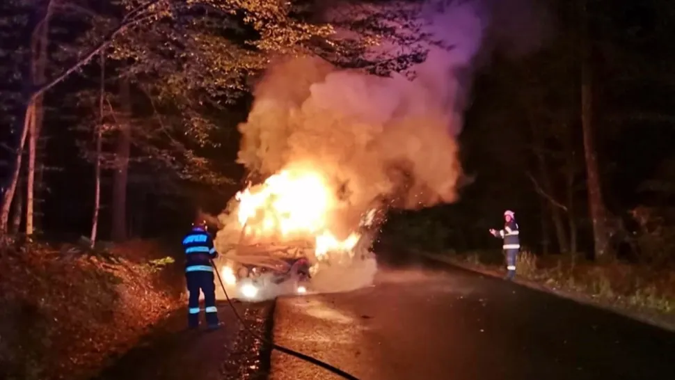 Autoturism făcut scrum, pe Dealul Mujdeni
