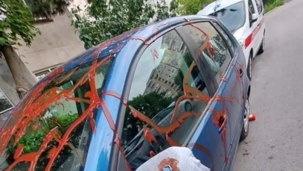 Mașina mânjită cu ketchup (foto: FB)
