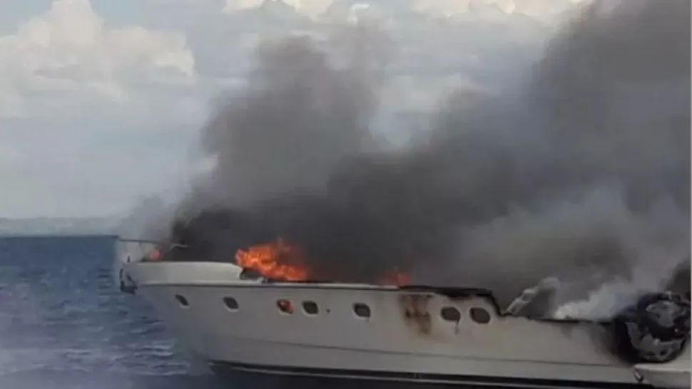 Un iaht cu 13 persoane la bord a luat foc în timp ce naviga