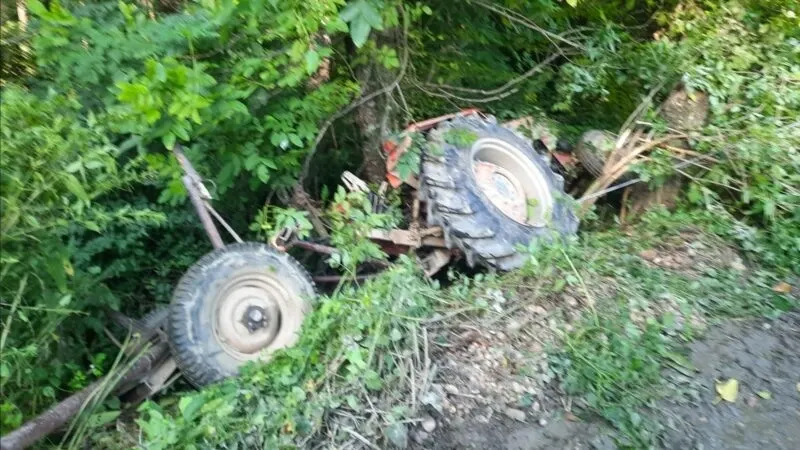 Sfârșit TRAGIC pentru un bărbat de 41 de ani. A murit după ce a căzut de pe un tractor