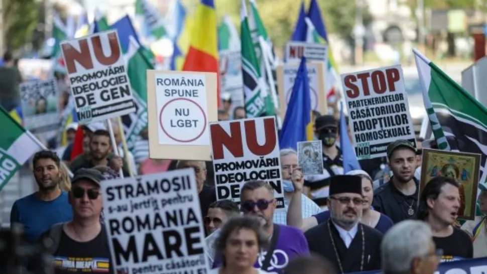 Marșul normalității, la București - SUTE de oameni, militanți pentru familia tradițională Foto: Captură Video