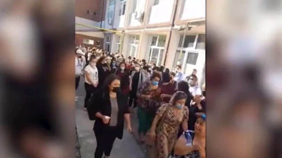 Sute de părinți, bunici și dascăli au protestat în fața instituției. Captură video