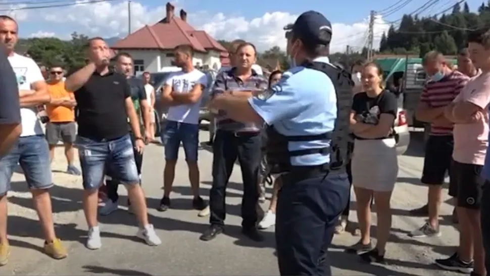 Au ieșit în stradă, nemulțumiți că nu se asflaltează șoeseaua. Foto/Captură video