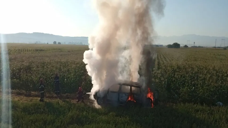 Incendiu de proporții, în Sibiu. Mașină distrusă de flăcări, pe câmp