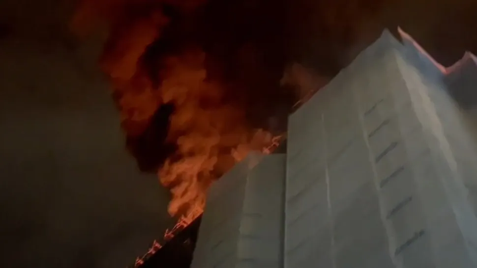 Incendiul de la blocul din nordul Capitalei a izbucnit de la lampioane