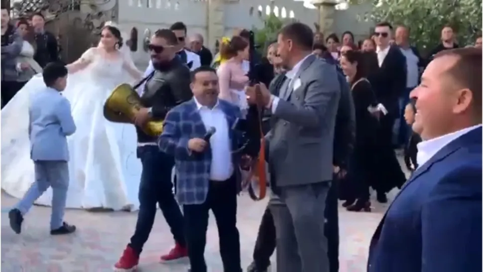 Adrian Minune în timpul nuntii cu pistoale