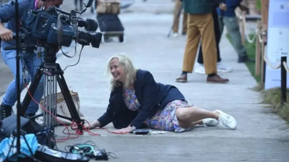 Prezentatoare BBC, răsturnată în direct de câinele-invitat special