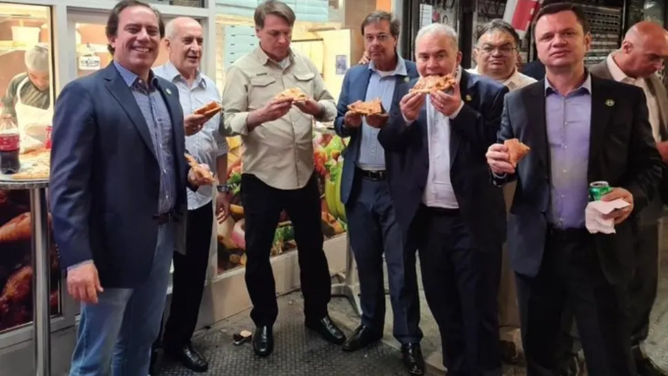Președintele brazilian, obligat să mănânce pizza pe stradă, la New York... pentru că nu s-a vaccinat împotriva COVID-19