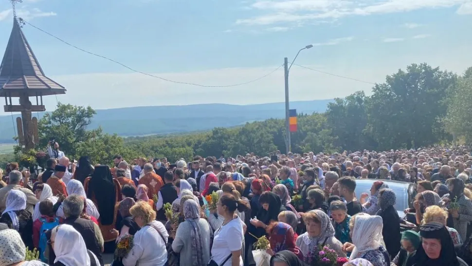 SUTE de credincioși la Drumul Crucii - Calea Durerii lui Iisus Hristos, refăcută în Moldova