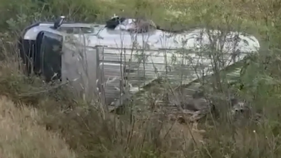 O dubă s-a răsturnat, după ce unul dintre cauciucuri a explodat în mers
