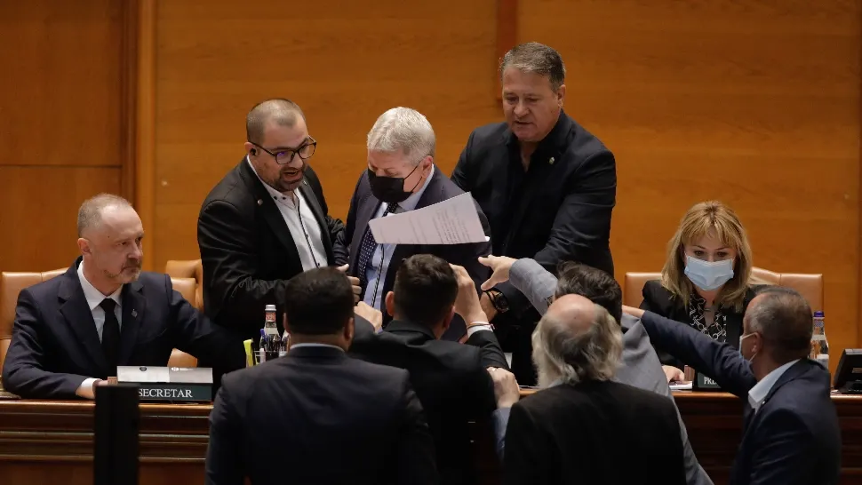 Moțiunea, motiv de dispută între putere și opoziție. Foto/Inquam