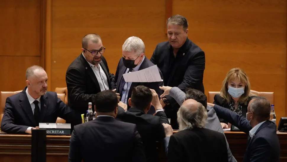 Scandalul din Parlament continuă pe moțiunea de cenzură Foto: INQUAM/George Călin