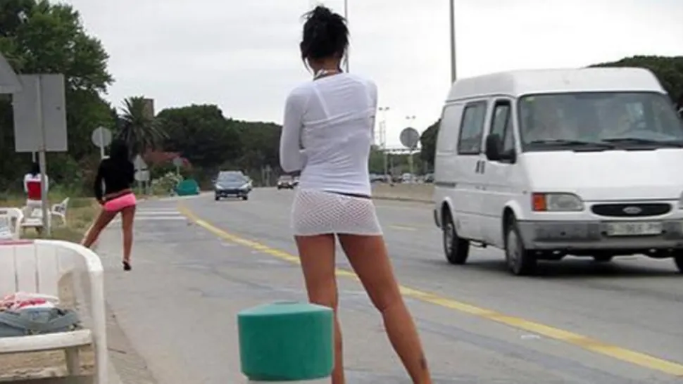 Prostituate pe marginea drumului (foto ilustrativ)