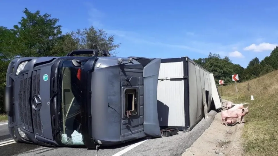 Foto arhivă. Șofer mort după ce a căzut cu TIR-ul într-o prăpastie de 20 de metri.