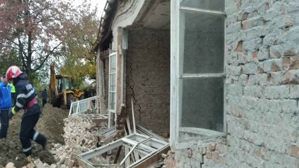 Perete prăbușit în județul Bacău: Un mort și o persoană dispărută