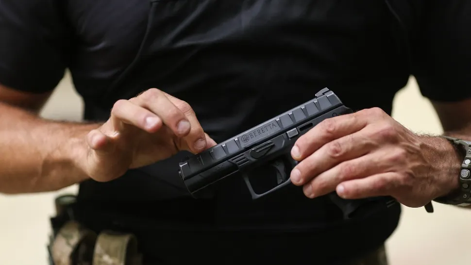 Român filmat în timp ce trăgea cu pistolul de Revelion