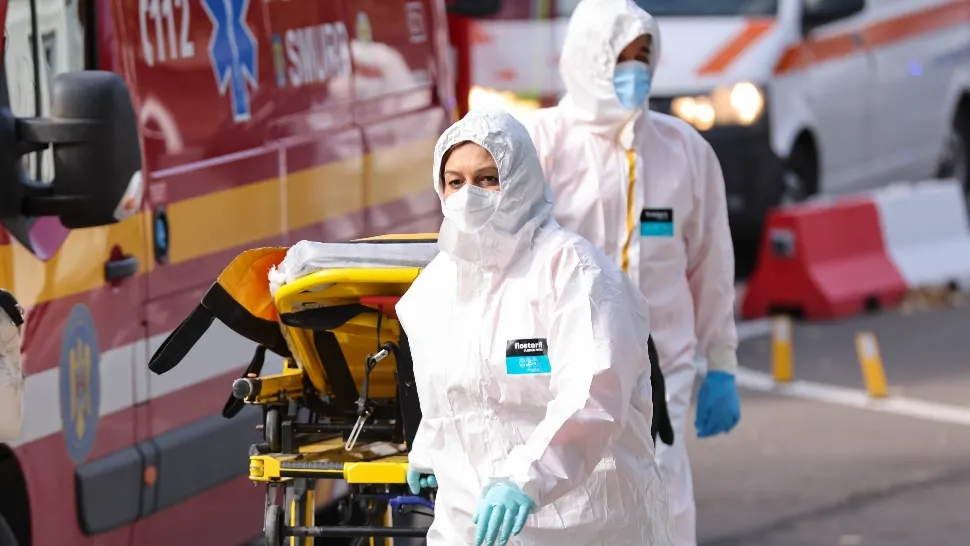 Cozi de ambulanțe, în fața spitalelor din Iași / Foto: Arhivă Inquam, Costin Dincă
