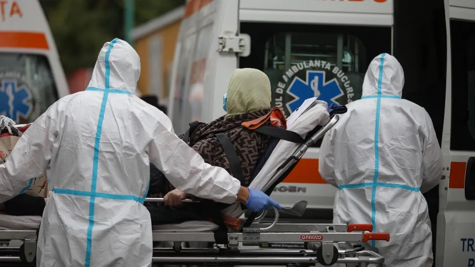 Ambulanțe cu pacienți Covid. Foto: Inquam / Octav Ganea