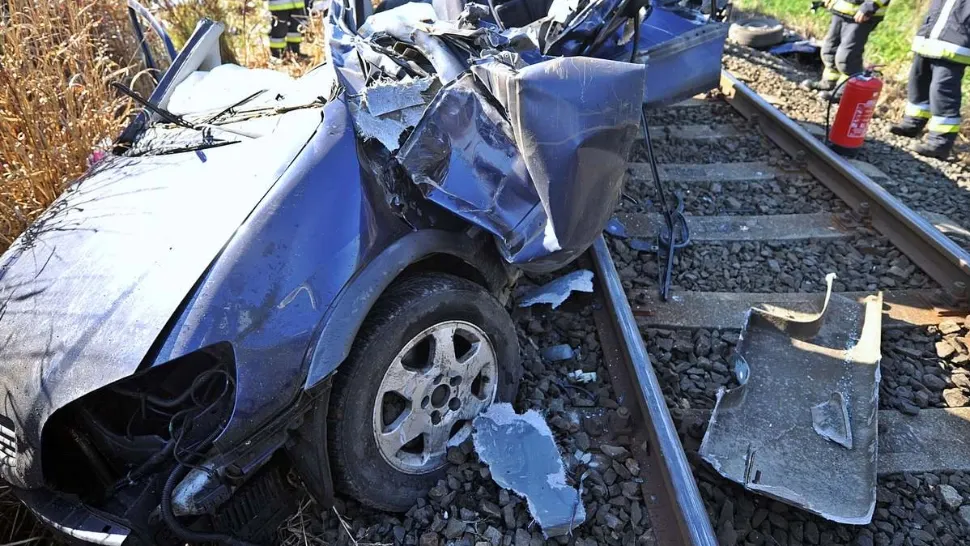 Mamă și fiică, blocate în mașină pe calea ferată - UCISE de tren, în Ungaria Foto: baon.hu