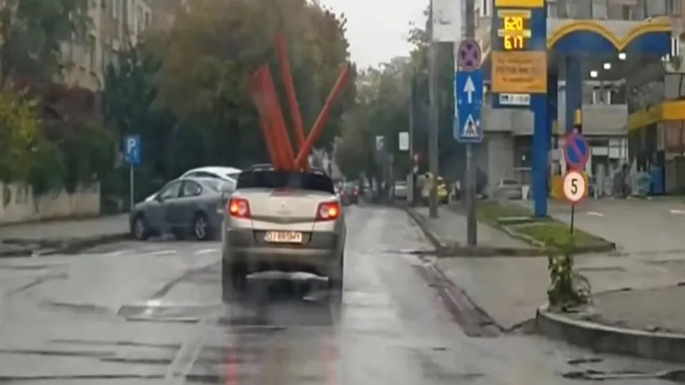 Ţevi de canalizare transportate cu decapotabila, la Craiova